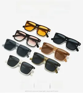 Disposizione dettagliata di occhiali da sole quadrati in vari colori e lenti moda