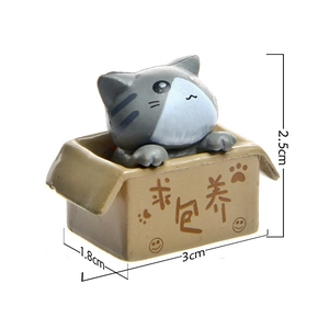 Macro view of a 3D cartoon cat figure in a box with detailed 3cm product dimensions