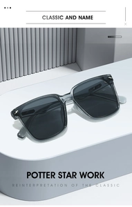 Dettaglio degli occhiali da sole squadrati oversize con montatura trasparente grigio fumo