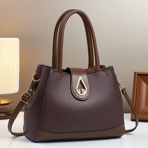 Sac à main décontracté pour femme en cuir grainé marron avec fermoir doré chic