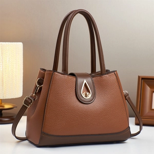 Sac à main élégant en cuir marron avec boucle goutte d'or et bandoulière réglable