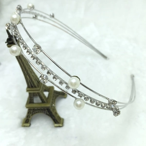 Detail of silver headband featuring elegant pearls and sparkling rhinestones on a metal wire