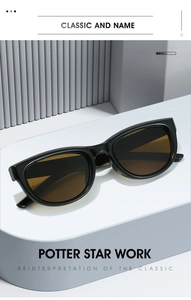 Gros plan de lunettes de soleil carrées noires avec verres ambrés sur support élégant