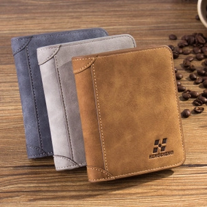 Portefeuilles longs pour hommes en bleu, gris et marron sur fond de bois rustique