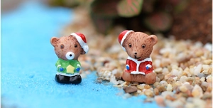 Makroaufnahme süßer Weihnachtsbeeren aus Harz in roten und grünen Outfits für Mooslandschaften