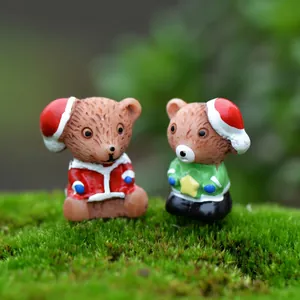 Süße Weihnachtsbaer-Resinfiguren auf Moosboden, Miniatur-Urlaubsdekorationsset