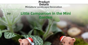 Detailansicht von zwei Weihnachts-Harzbären für Miniatur-Mooslandschaft-Dekoration