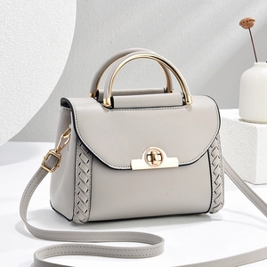 Elegante borsa a tracolla grigio chiaro con fibbia dorata e dettagli in pelle intrecciata
