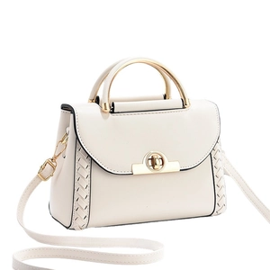 Elegante borsa a tracolla bianco crema con manico ad anello dorato e dettagli intrecciati