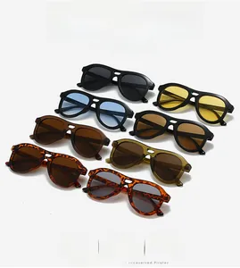 Dettaglio degli occhiali da sole aviator vintage a doppio ponte con diverse lenti