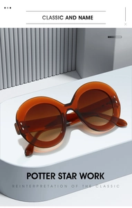 Détail de lunettes de soleil ovales ambrées avec rivets sur un support bleu clair