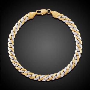 Vista macro di bracciale a catena bicolore con finitura opaca oro e argento