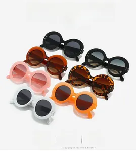 Vue à plat de lunettes de soleil ovales en six couleurs avec rivets sur montures épaisses