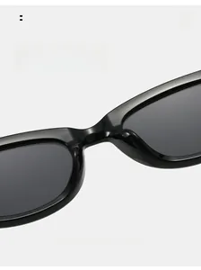 Détail macro des plaquettes de nez ergonomiques sur des lunettes de soleil noires brillantes