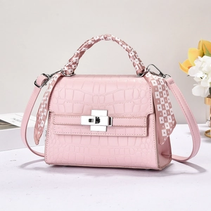 Sac Kelly rose à motif crocodile avec foulard en soie et fermoir argenté tournant