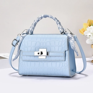 Sac à main bleu clair effet crocodile avec foulard en soie et fermoir argenté