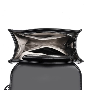 Vue intérieure montrant l'aménagement du compartiment et la poche zippée du sac à main noir croco