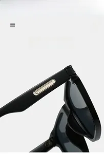 Dettaglio della montura nera elastica con striscia metallica e texture leggera