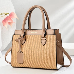Détail du sac macaron avec texture plissée et surpiqûres en cuir contrastées