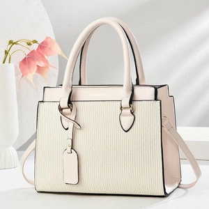 Sac à main rayé aux tons macaron avec texture plissée et bandoulière réglable