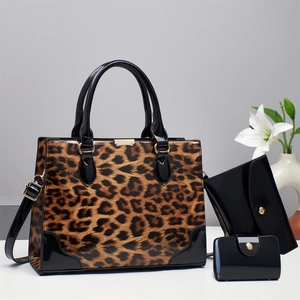 Ensemble 3 pièces élégant avec sac cabas à imprimé léopard et petite maroquinerie