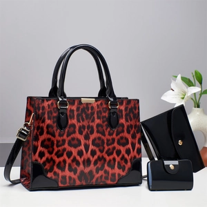 Ensemble de trois sacs à main léopard rouge et noir avec finition vernie élégante