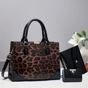 Ensemble de trois sacs à main de luxe imprimé léopard avec cabas, pochette et porte-cartes