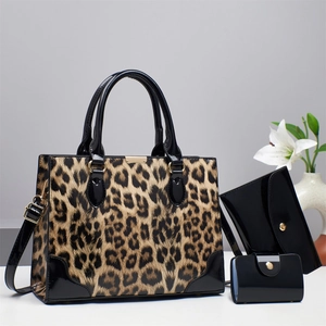 Ensemble de 3 sacs à main imprimé léopard avec cabas et pochette sur fond de studio élégant