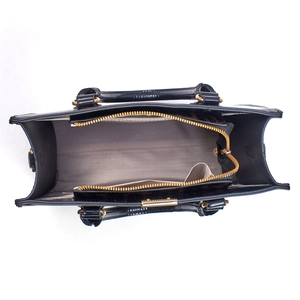Vue de dessus du sac à main noir à motif léopard avec détails dorés et poche interne