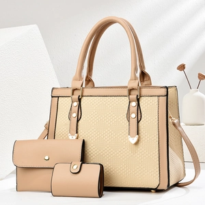Ensemble 3 pièces de sacs beiges en texture tissée avec détail cœur sur socles