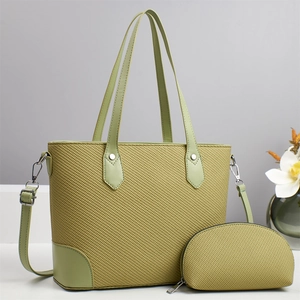 Close-up van groene geweven tote bag met bijpassende portemonnee en lederen band