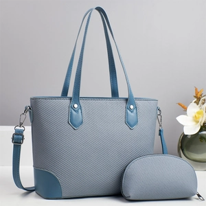 Blauwe tote bag en kleine tas set met schouderriem en bloemendecoratie