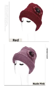 Détail de bonnets en tricot pour femmes avec fleurs en cristal et accents en fourrure
