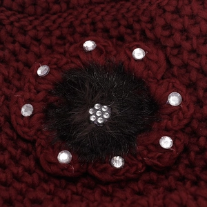 Bonnet d'hiver en tricot bordeaux pour femme âgée avec fleur en fourrure et cristaux