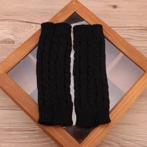 Gros plan de gants d'hiver noirs en maille torsadée avec texture épaisse et tissage élastique