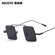 Detalle de gafas cuadradas negras con patillas metálicas delgadas y estilo moderno minimalista