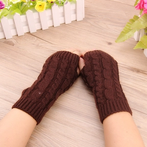 Détails de mitaines marron foncé en tricot torsadé avec motif de tissage chaud