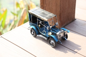 Vue détaillée d'un modèle de voiture en métal vintage avec une finition industrielle bleu foncé