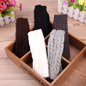 Détail du tricot torsadé sur cinq couleurs différentes de gants sans doigts d'hiver