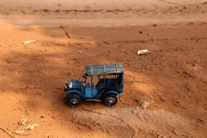 Gros plan détaillé d'une voiture miniature vintage en métal bleu de style rétro