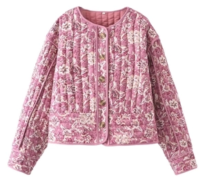 Détail d'une veste en coton matelassé à fleurs avec motif vintage et surpiqûres