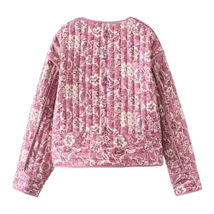 Détail d'une veste matelassée en coton fleurie avec coutures verticales et motifs floraux