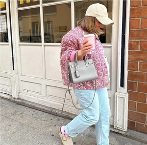 Veste matelassée à fleurs avec accessoires street style dans un cadre de vie extérieur
