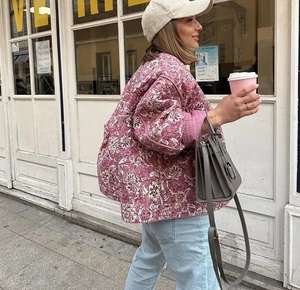 Détail d'une veste matelassée rose à fleurs au design rétro français et texture cousue