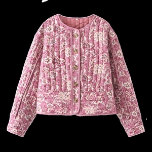 Détail de la veste matelassée fleurie avec boutons vintage et étiquette taille S