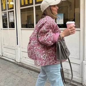 Veste matelassée rose à fleurs pour femme avec col rond dans un style urbain chic