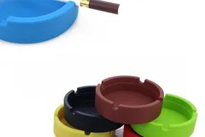 Makro-Detail runder Silikon-Aschenbecher mit drei Einkerbungen in verschiedenen Farben