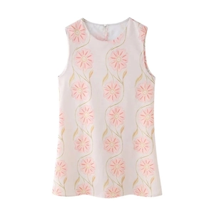 Détail de l'imprimé floral rose sur robe d'été sans manches à col rond