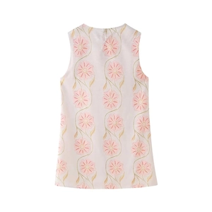Détail de robe sans manches à fleurs roses avec motifs marguerites et ouverture au dos