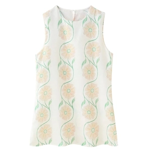Détail du tissu en coton et lin ivoire avec motifs floraux roses et de vignes vertes